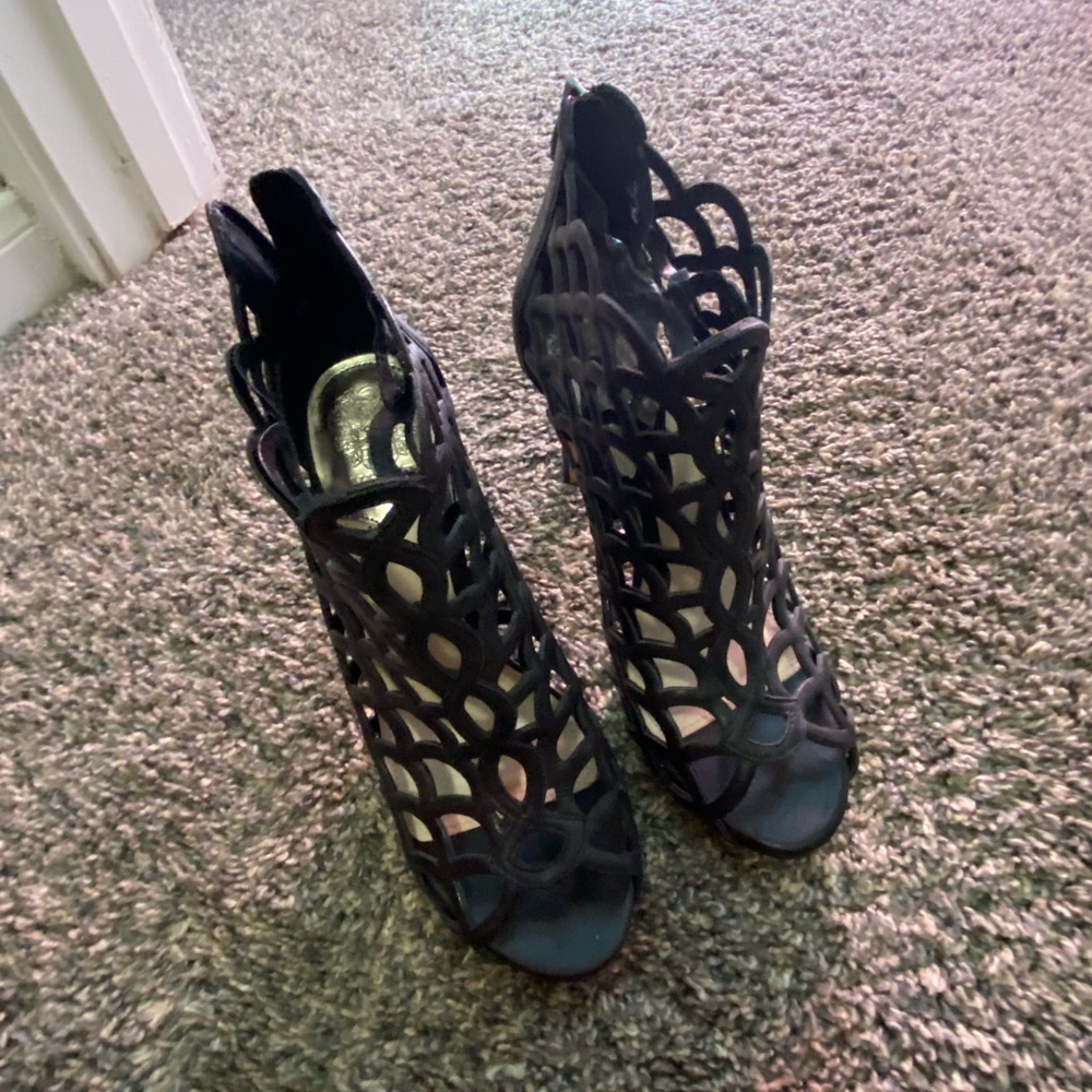 Vince Camuto hills